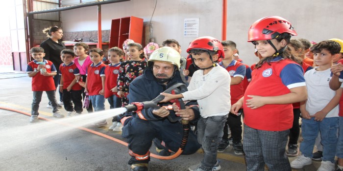 Minik öğrencilerden itfaiyecilere anlamlı ziyaret